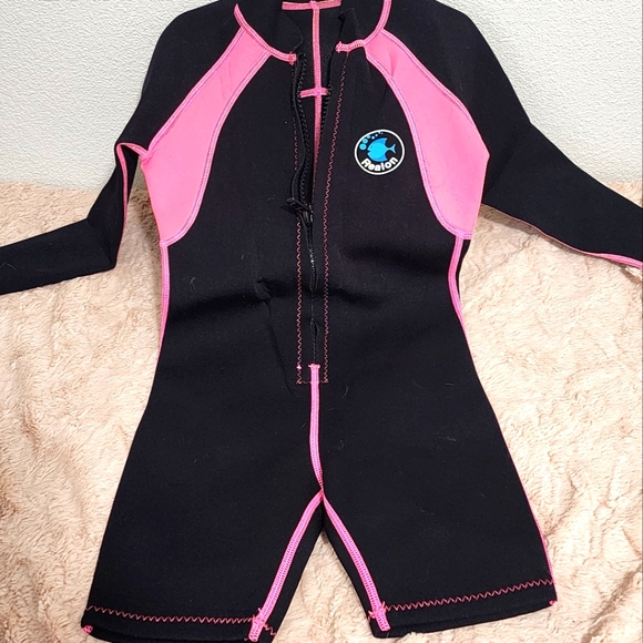 Girls size M Wetsuit - Picture 1 of 3